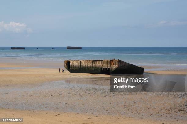 mulberry harbour on the coastline of french normandy (arromanches,) - arromanches 個照片及圖片檔