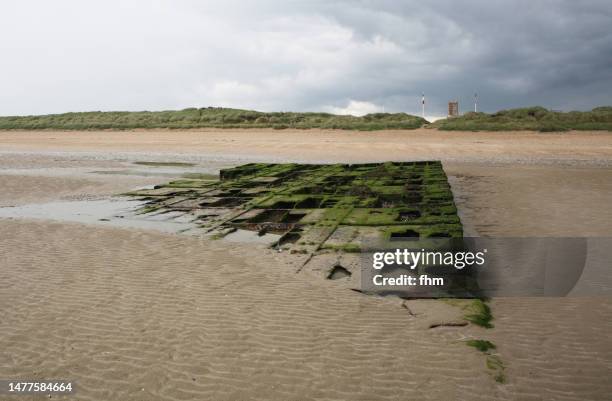 mulberry harbour on the coastline of french normandy (arromanches) - arromanches fotografías e imágenes de stock