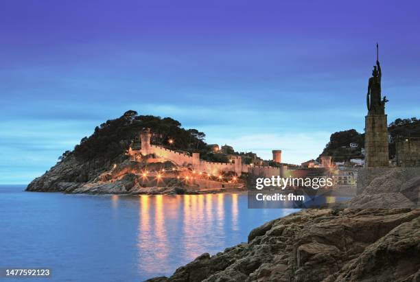 tossa de mar - historic fortress at blue hour (catalonia, spain) - tossa de mar imagens e fotografias de stock