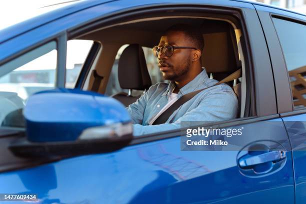 männlicher fahrer in einem auto - man driving anxiously stock-fotos und bilder