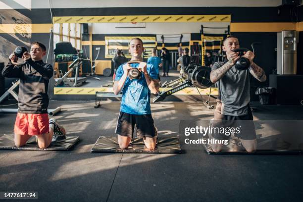 teenagers training with fitness coach - boy workout in gym stockfoto's en -beelden