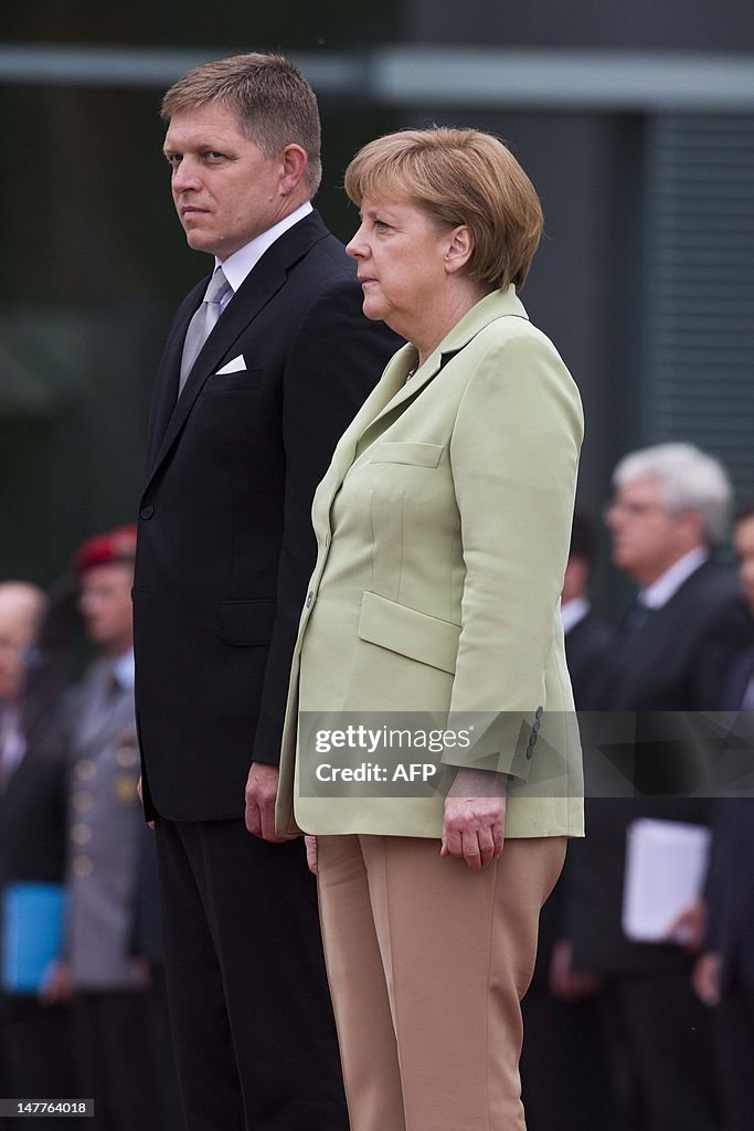 German Chancellor Angela Merkel (R) and 