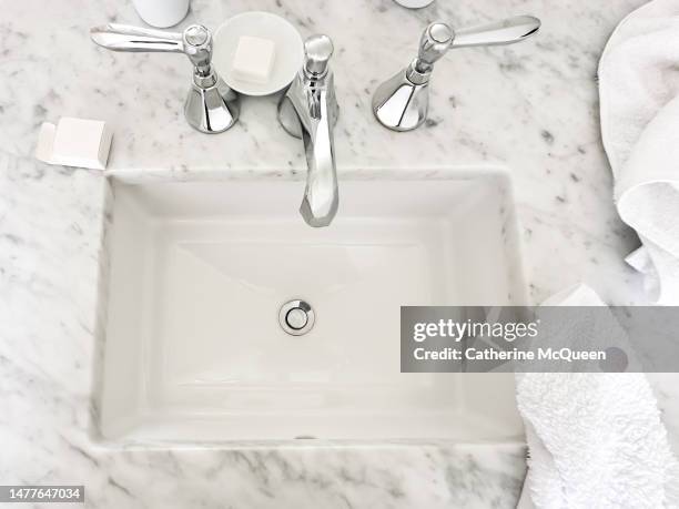 inset porcelain bathroom sink with marble surround counter - lavabo photos et images de collection