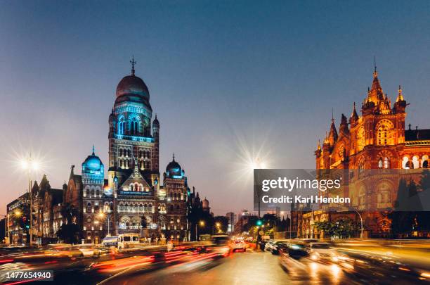 dusk on the streets of mumbai, india - mumbai skyline stock-fotos und bilder