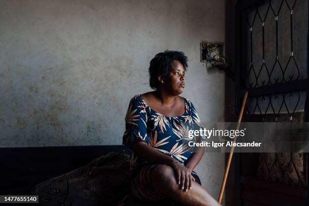 serious housewife at home - zuid amerikaanse volksstammen stockfoto's en -beelden