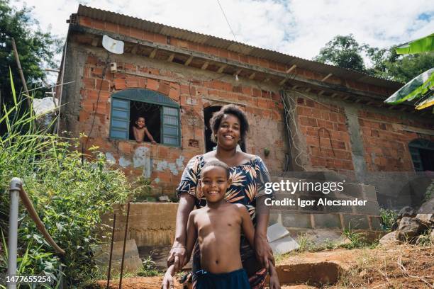 mãe e filhos na frente da casa - com fome - fotografias e filmes do acervo