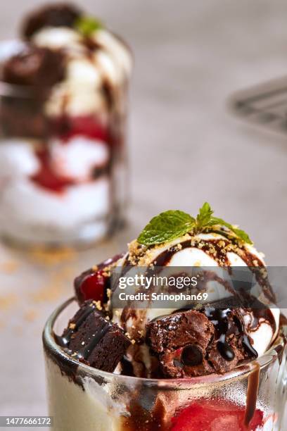 ice cream brownie sunday - ice cream sundae stock pictures, royalty-free photos & images