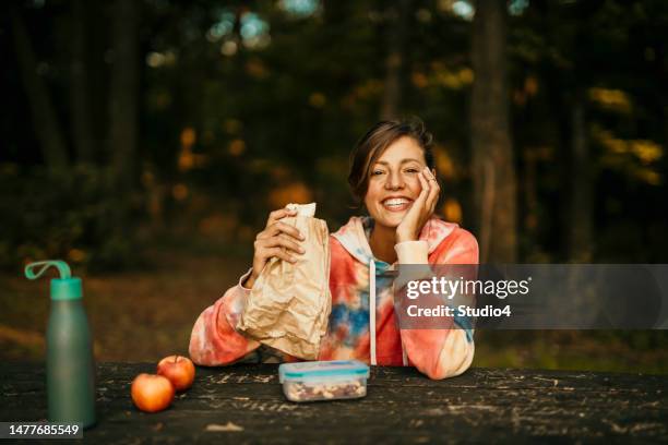 bewundern sie die natur beim essen - jause stock-fotos und bilder