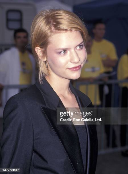 Actress Claire Danes attends the Sixth Annual MTV Movie Awards on June 7, 1997 at the Barker Hangar, Santa Monica Air Center in Santa Monica,...