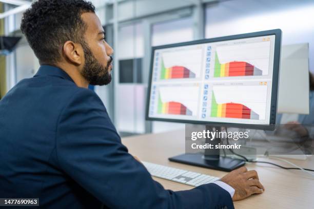 ein mann, der einen computer im sitzungssaal benutzt - computerbildschirm stock-fotos und bilder