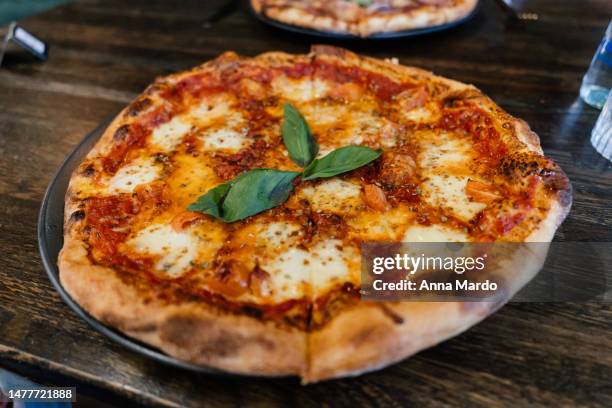 pizza margherita on a plate - pizza margherita imagens e fotografias de stock