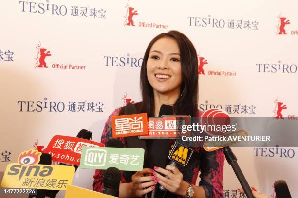 Actrice chinoise Zhang Ziyi reçoit de M. Richard Shen, PDG de Tesiro, une collection exclusive de bijoux en diamants pour son anniversaire lors du...