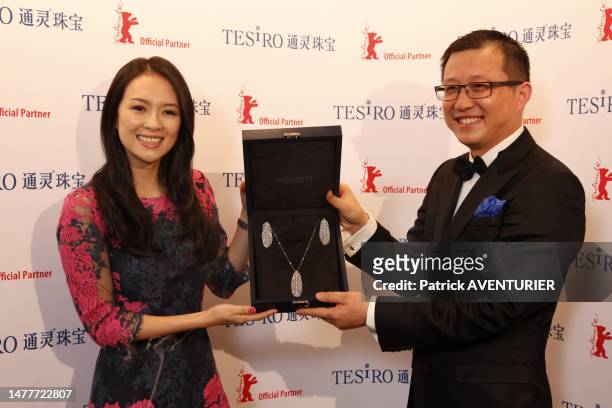 Actrice chinoise Zhang Ziyi reçoit de M. Richard Shen, PDG de Tesiro, une collection exclusive de bijoux en diamants pour son anniversaire lors du...