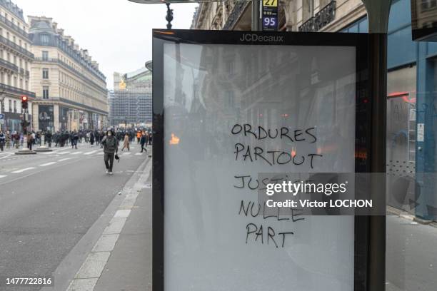 Panneau d'affichage d'un abribus vandalisé "Ordures partout justice nulle part" lors de la manifestation contre la réforme allongeant l'âge de départ...