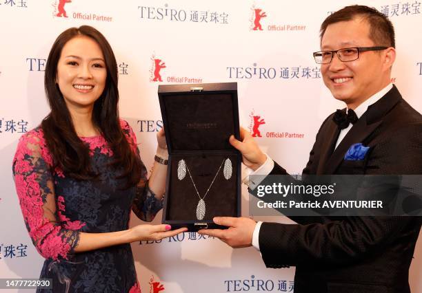 Actrice chinoise Zhang Ziyi reçoit de M. Richard Shen, PDG de Tesiro, une collection exclusive de bijoux en diamants pour son anniversaire lors du...