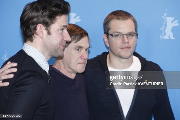 Le réalisateur Gus Van Sant et les acteurs John Krasinski et Matt Damon lors du 63e Festival international du film de Berlin le 8 février 2013.