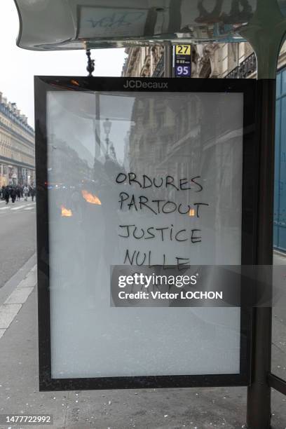 Panneau d'affichage d'un abribus vandalisé "Ordures partout justice nulle part" lors de la manifestation contre la réforme allongeant l'âge de départ...