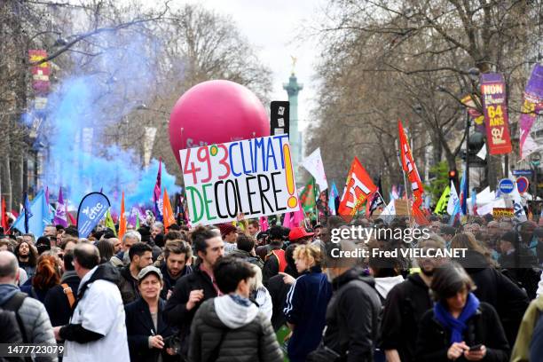 Pancarte "49°3 Climat de colère !" lors de la manifestation contre la réforme allongeant l'âge de départ à la retraite à 64 ans le 23 mars 2023 à...