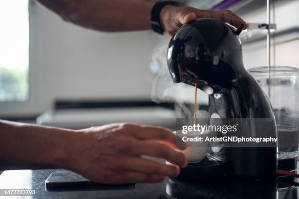 nahaufnahme eines mannes, der zu hause kaffee kocht. - coffee maker stock-fotos und bilder