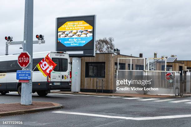 Panneau lumineux "Bienvenue sur la plateforme de Normandie" et drapeau CGT lors de la grève à la raffinerie TotalEnergies de Normandie à...