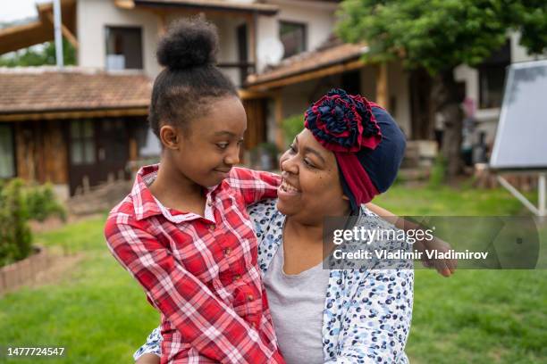 mother and daugher's love - jamaicaanse etniciteit stockfoto's en -beelden