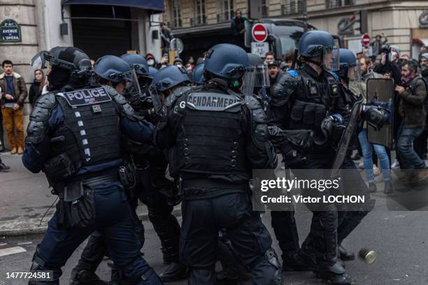 Emeutiers et policiers anti-émeute lors de la manifestation contre la réforme allongeant l'âge de départ à la retraite à 64 ans le 23 mars 2023 à...