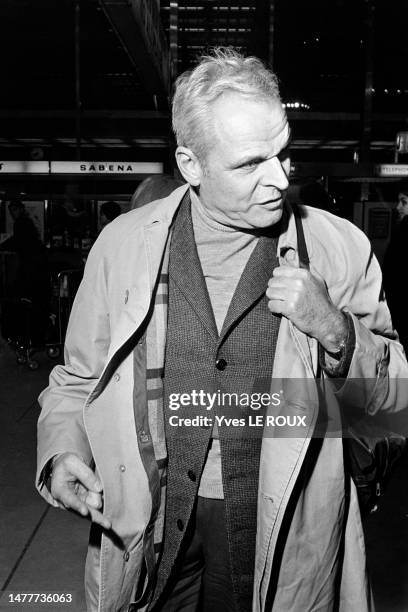 Le réalisateur André Cayatte à l'aéroport d'Orly pour aller tourner le film 'Les Chemins de Katmandou' le 6 janvier 1968