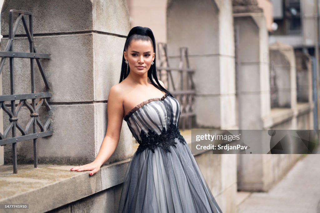 Belle jeune femme caucasienne en robe de bal