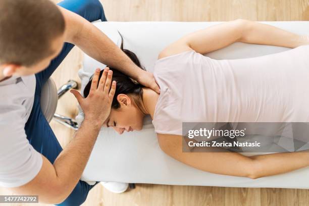 patient with chiropractor - osteopathie stockfoto's en -beelden