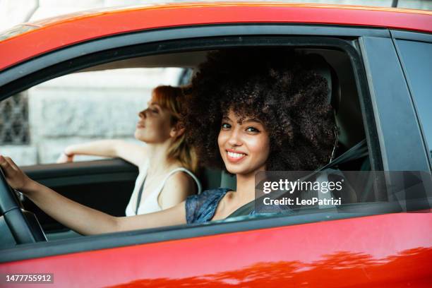 glückliche freundinnen im auto - auto cool stock-fotos und bilder