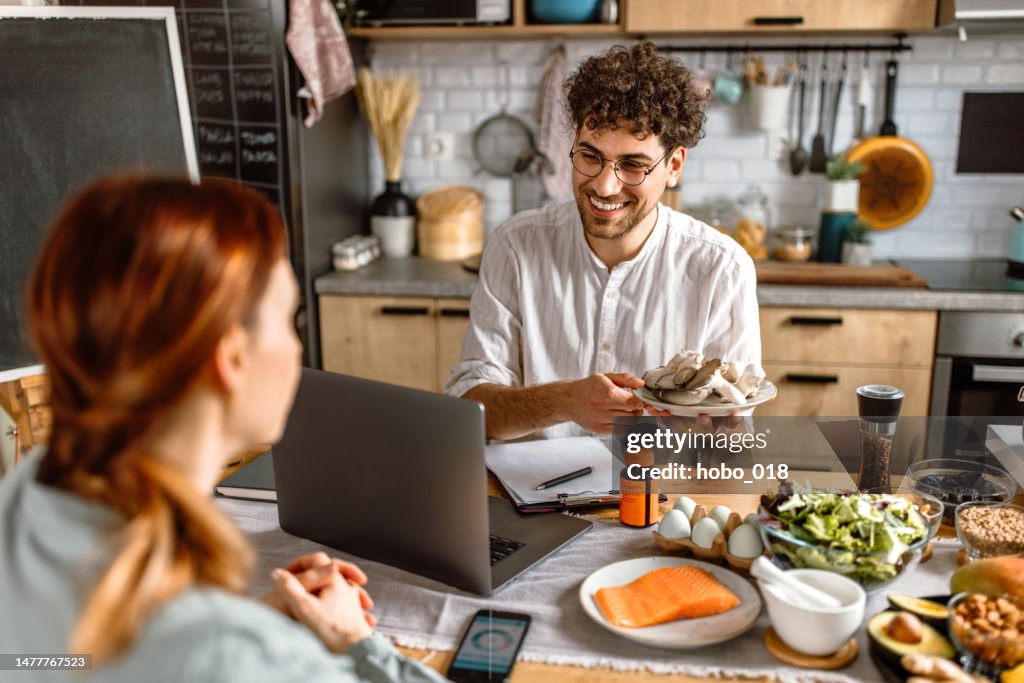 Food Client A Nutritionist Is Teaching Client The Benefits Of Healthy Eating And ...