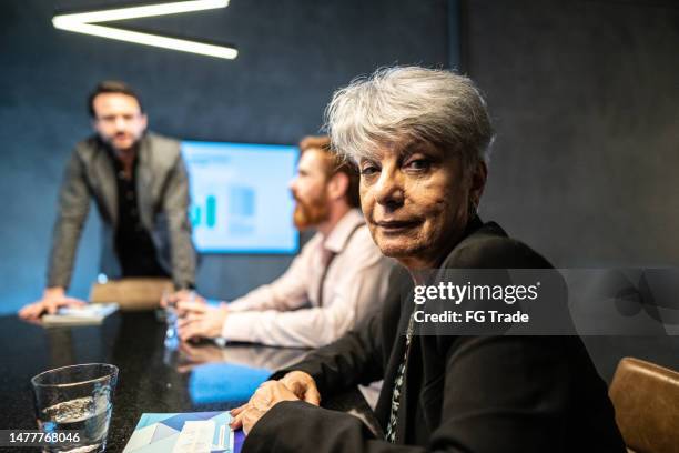porträt einer geschäftsfrau in einer besprechung im büro - weibliche führungskraft stock-fotos und bilder