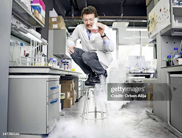 científico pie en sillón después de un explotion - inventor fotografías e imágenes de stock