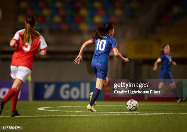 a skilled number 10 attacking midfielder controls the midfield during soccer game - fußball-weltmeisterschaft-der-frauen-2023 stock-fotos und bilder