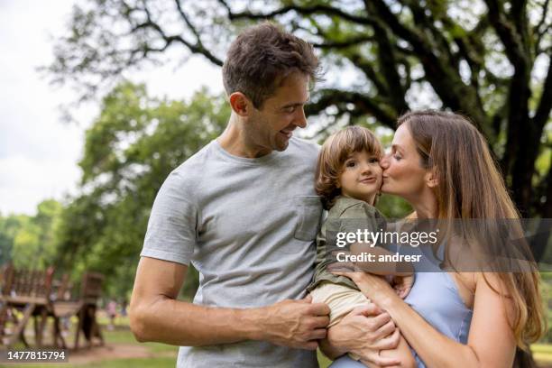 retrato de uma família amorosa que se diverte no parque - 2 3 anos - fotografias e filmes do acervo