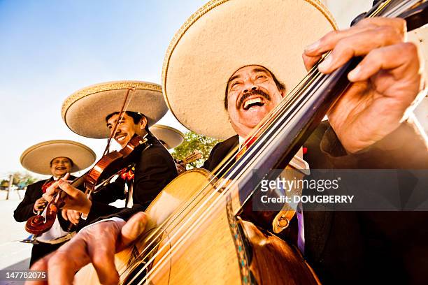 orchestre de mariachis - chapeau mexicain photos et images de collection