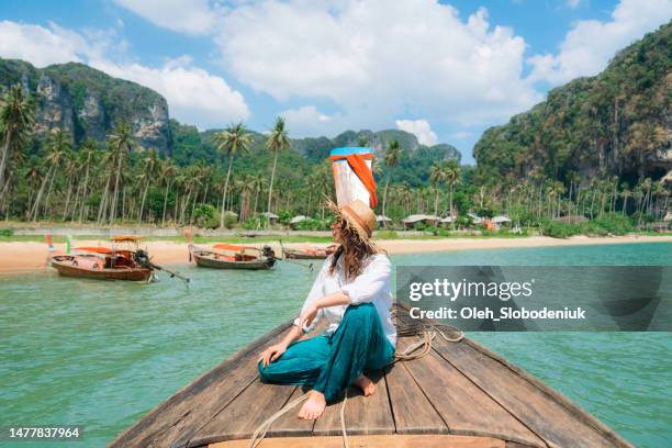 mulher alegre que viaja com o barco de táxi tailandês - phuket - fotografias e filmes do acervo