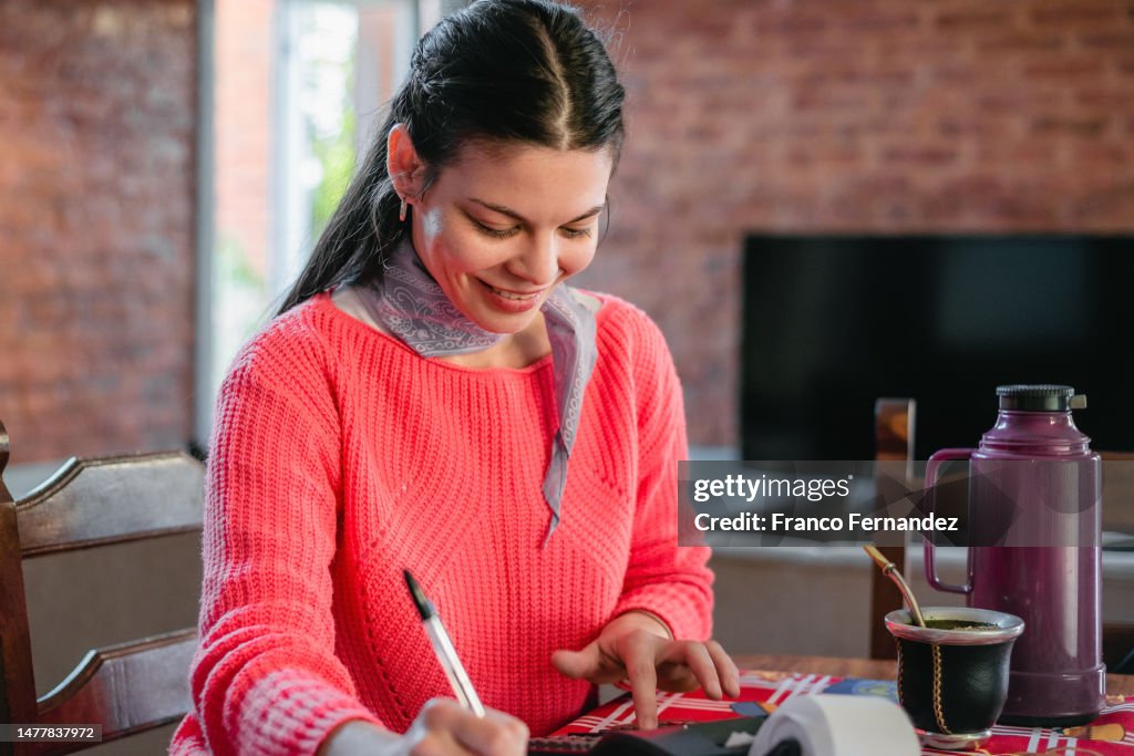Frau rechnet zu Hause