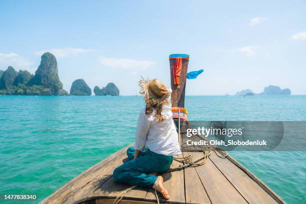 donna allegra che viaggia con la barca taxi tailandese - provincia di phang nga foto e immagini stock