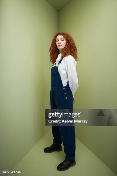 portrait of confident young woman - figura intera foto e immagini stock