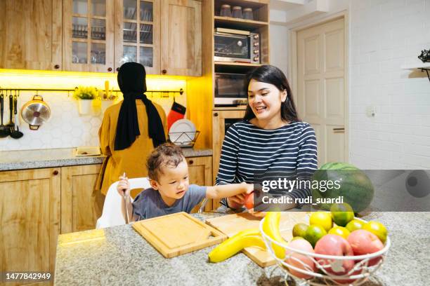 家で果物を食べるアジアの家族 - electric stove burner ストックフォトと画像