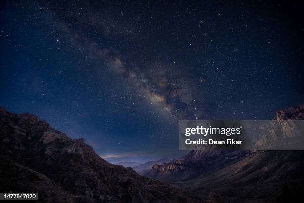 milky way over lost mine trail - chisos gebirge stock-fotos und bilder