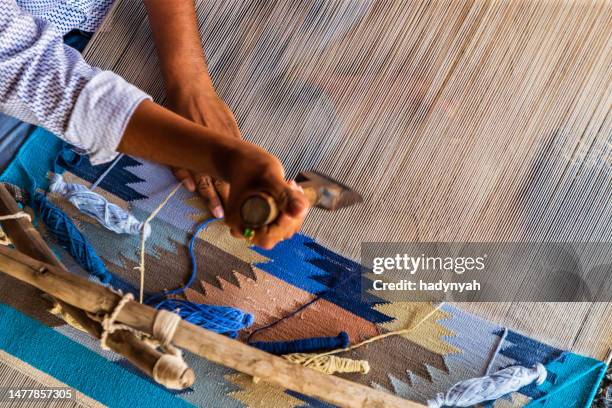indian man weaving textiles (durry) in rajasthan - textielindustrie stockfoto's en -beelden