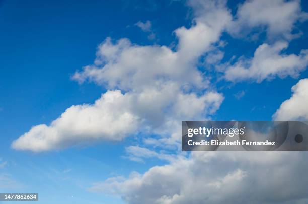 clouds on blue sky - altocúmulo fotografías e imágenes de stock