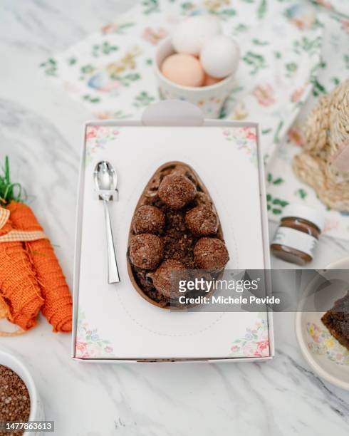 decorated homemade chocolate easter eggs - pascoa stockfoto's en -beelden