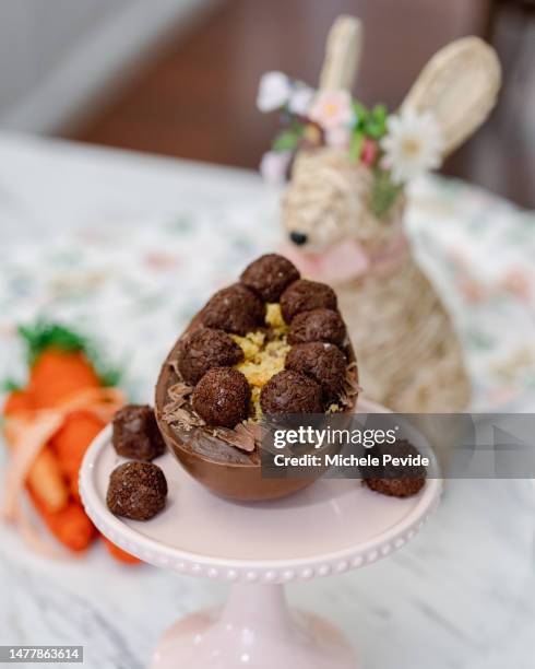 decorated homemade chocolate easter eggs - pascoa 個照片及圖片檔