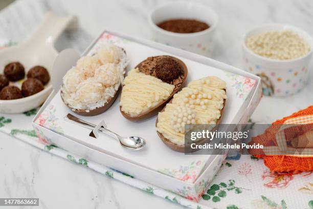 decorated homemade chocolate easter eggs - pascoa stockfoto's en -beelden