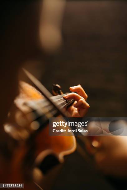musician playing a violin - musica clássica imagens e fotografias de stock