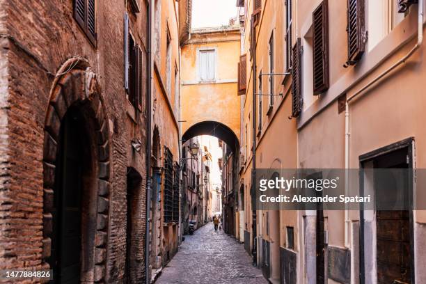 narrow alley with arch in campo di fiori neighbourhood, rome, italy - campo de fiori stock pictures, royalty-free photos & images