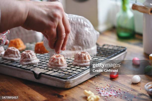 osterhasen-lammkuchen in der heimischen küche dekorieren - osterlamm stock-fotos und bilder